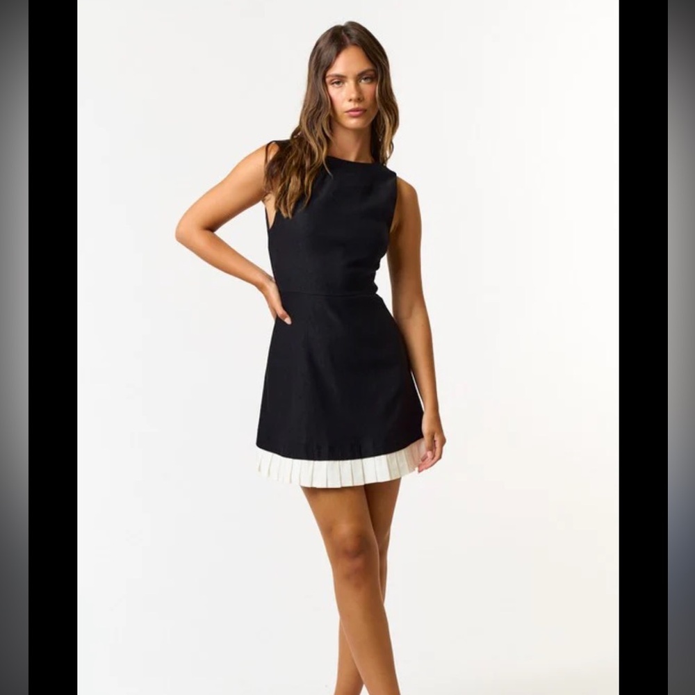 Sleeveless Pleaded Mini Black/White Dress